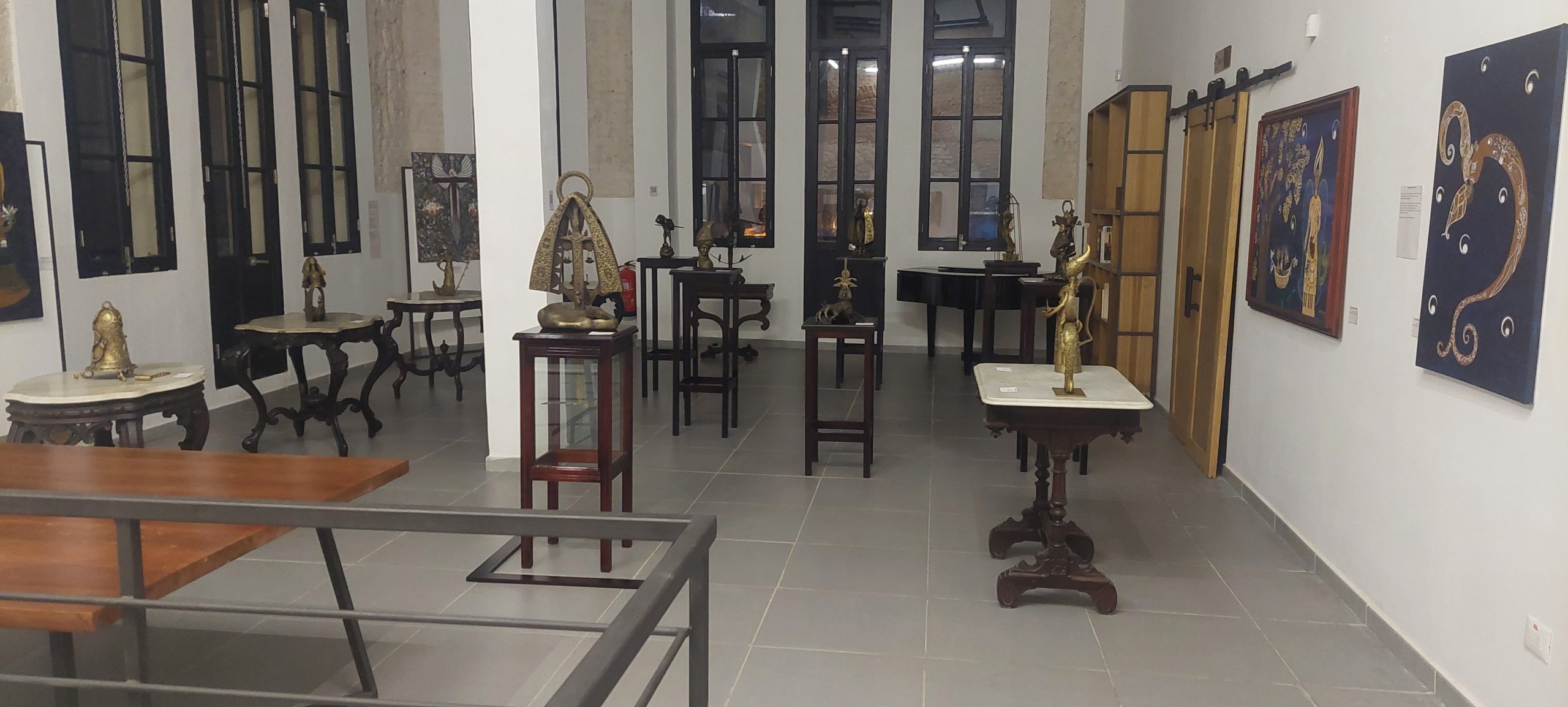 Plegarias de acrílico y bronce – Exposición de Silvia R. Rivero